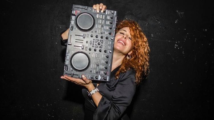 contratar a la romy dj