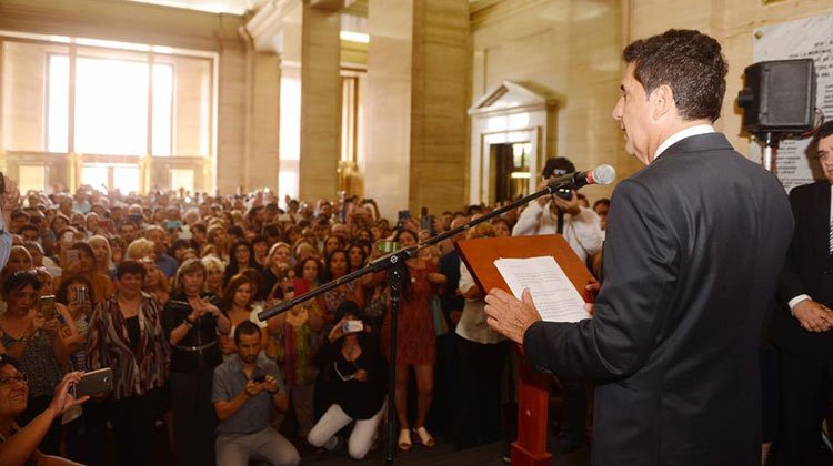 Contratar a Carlos Melconian