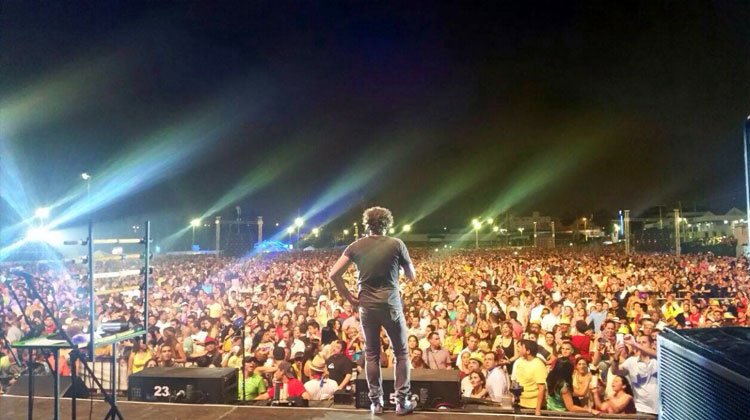 Contratar a Carlos Vives
