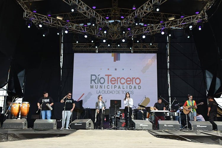 Contratar artistas para festivales municipales y fiestas nacionales
