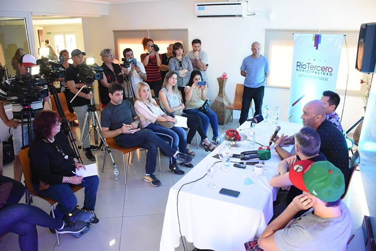 Contratar artistas para festivales municipales y fiestas nacionales