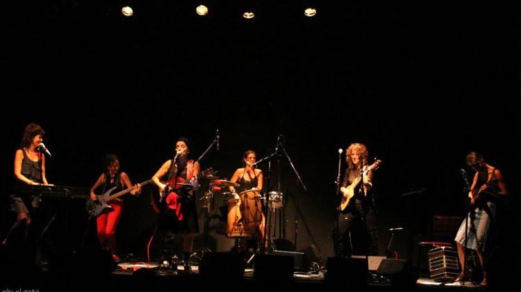 Contratar a Mavi Díaz & Las Folkies
