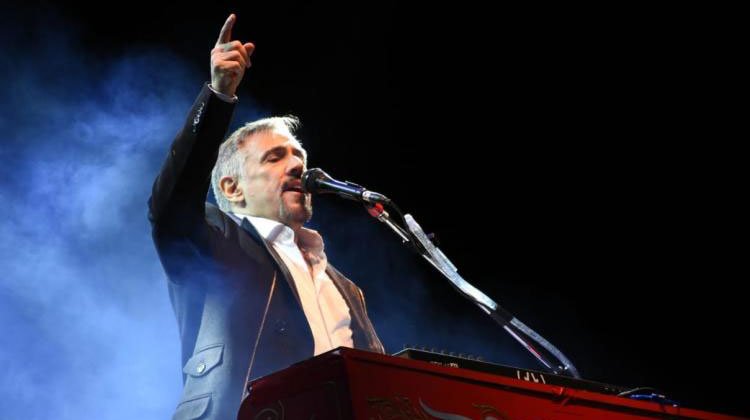 Contratar artistas para festivales municipales y fiestas nacionales