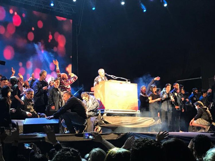 Contratar artistas para festivales municipales y fiestas nacionales