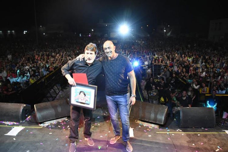 Contratar artistas para festivales municipales y fiestas nacionales