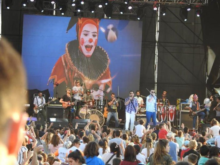 Contratar artistas para festivales municipales y fiestas nacionales