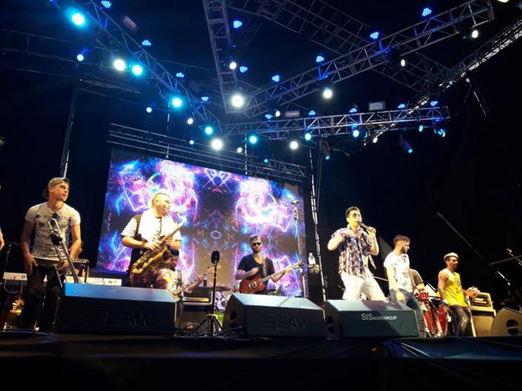 Contratar artistas para festivales municipales y fiestas nacionales