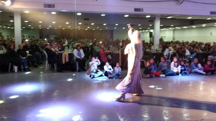 Contratar a Fátima Florez