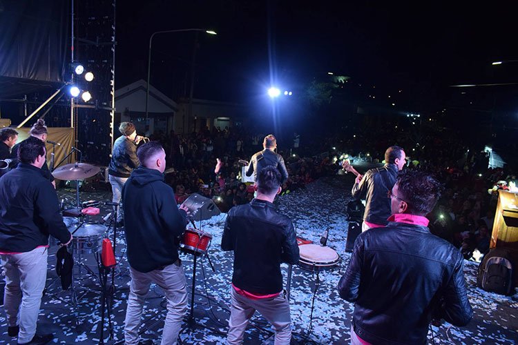 Contratar artistas para eventos municipales