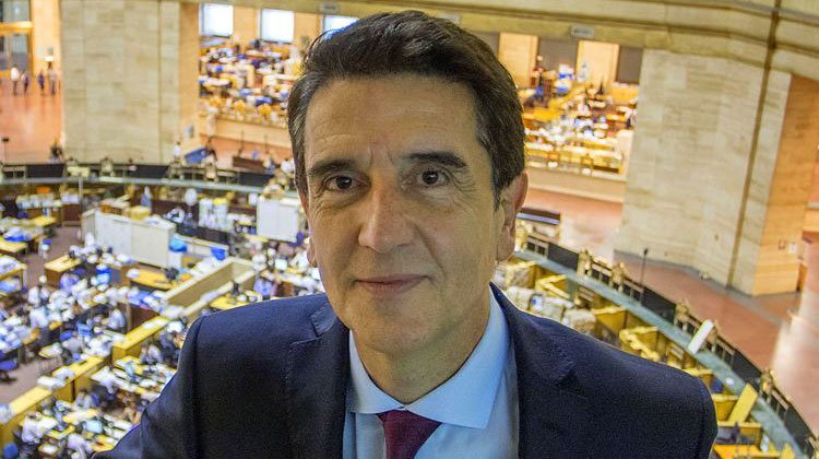 Contratar a Carlos Melconian