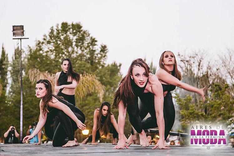 Contratar artistas, modelos, shows, bailarines y conductores para eventos de moda