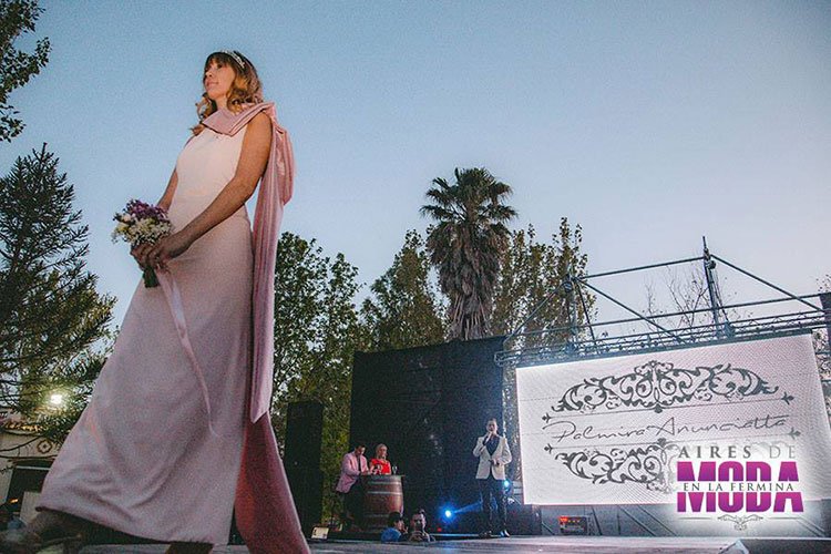 Contratar artistas, modelos, shows, bailarines y conductores para eventos de moda