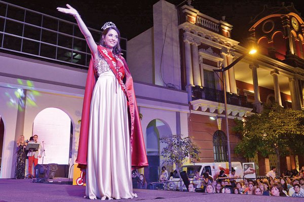 Rodrigo Guirao Diaz en la elección de la Reina de la Ciudad de Santiago del Estero