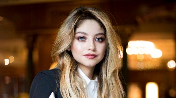 contratar a karol sevilla