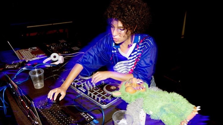 contratar a rika perry
