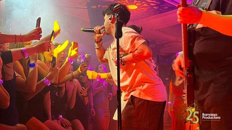 Marama y Wild Strings en un evento social en el Four Seasons