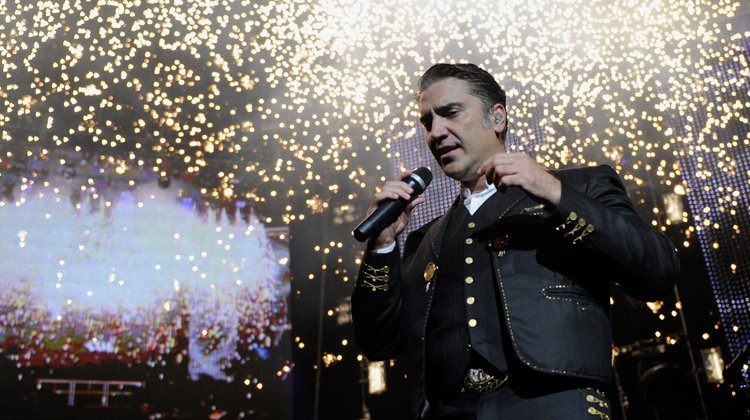 contratar a alejandro fernandez