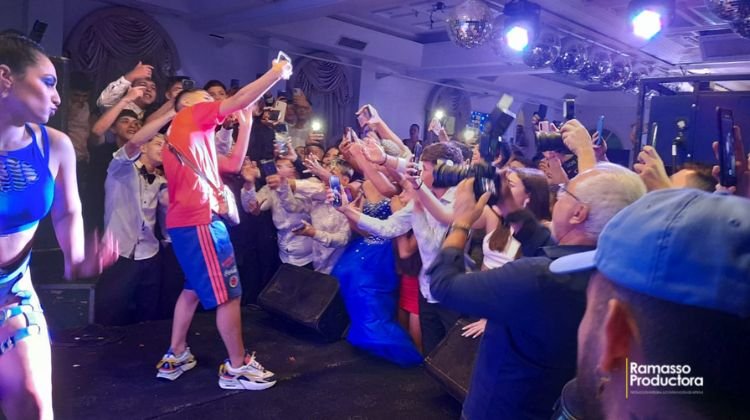 Alejo Isakk en evento social en Le Monde