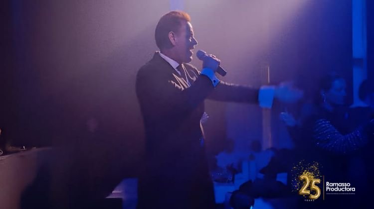 Andrés Rey, doble de Luis Miguel en evento social.