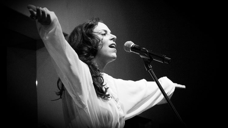 Contratar a Bebel Gilberto