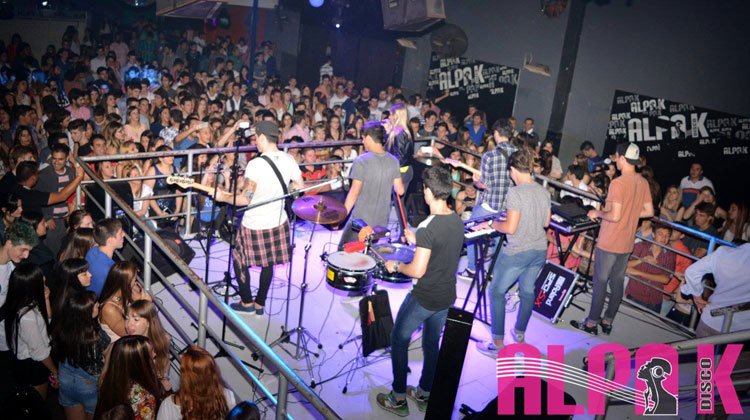 Migrantes en Hierlam pub Paraná