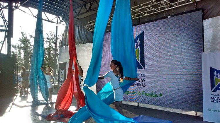 Destreza Circense en la asunción del Intendente Nardini