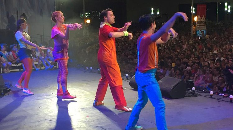 contratar a caro y juanchi