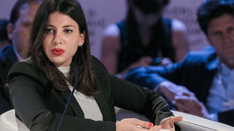 contratar a sofia contreras