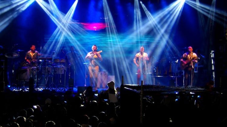 Los Tekis celebrando los 80 años de Castelli