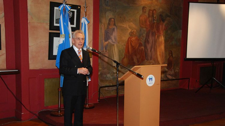 contratar a marcos aguinis