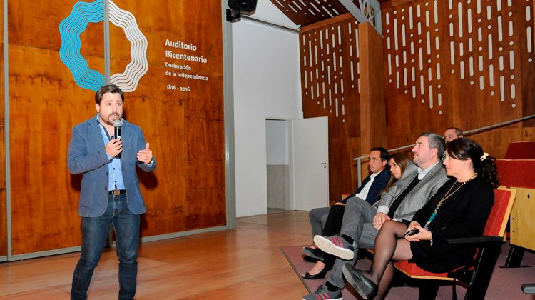 contratar a martin tetaz