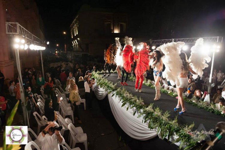 Pablo Granados y Pachu Peña en el desfile "Viste Corrientes"